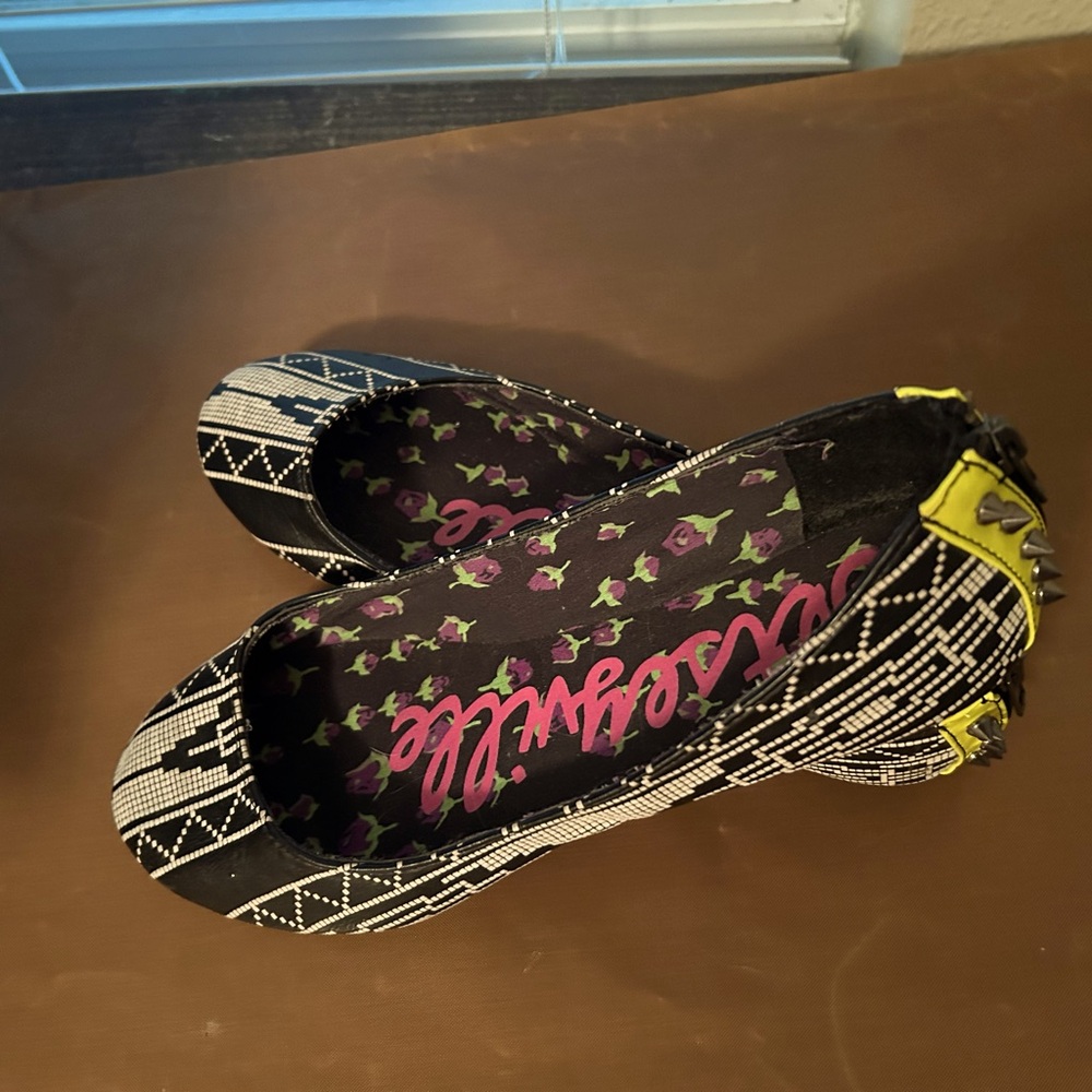 Funky Betseyville ladies skimmer shoes